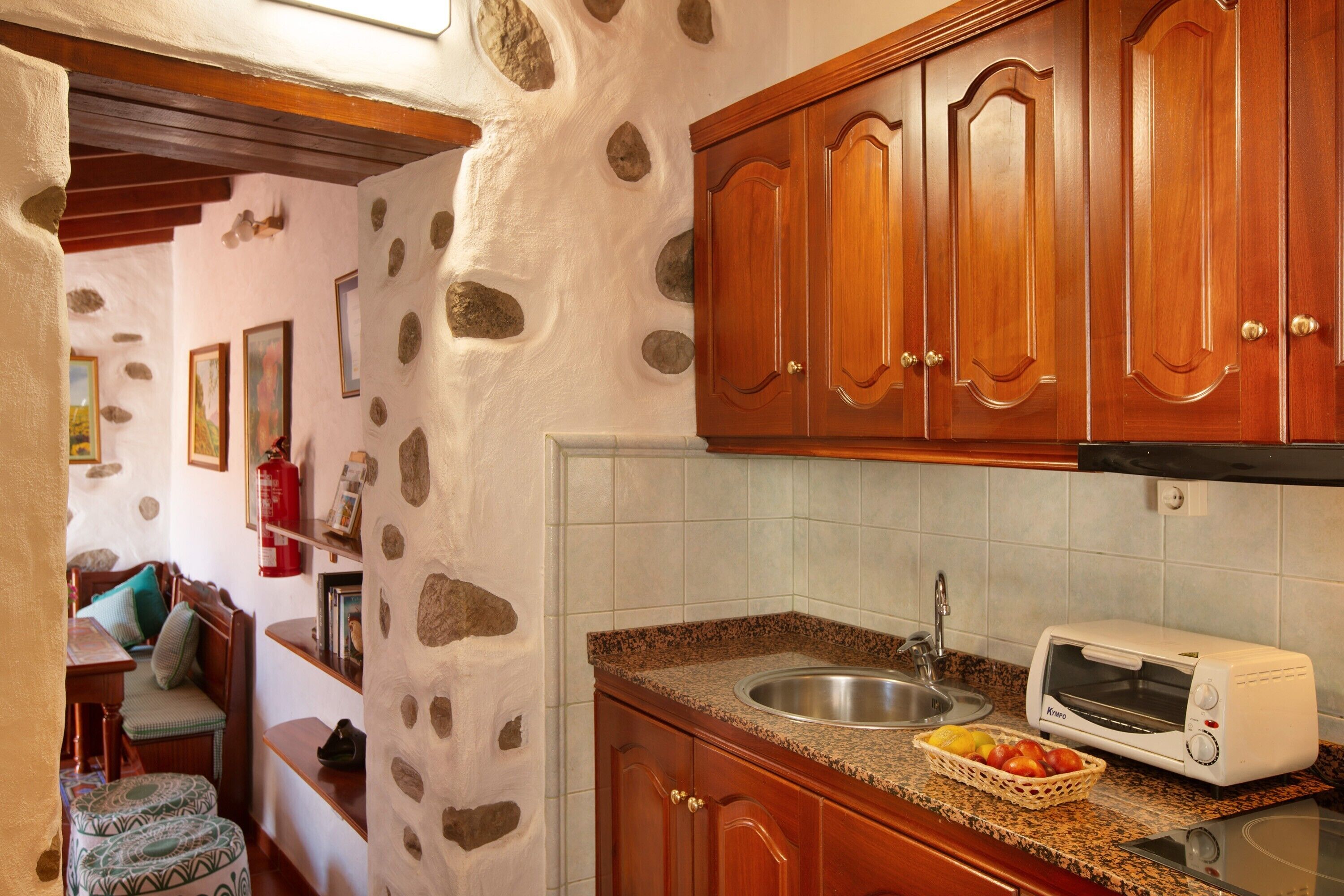 Fridge, oven, stovetop, coffee/tea maker