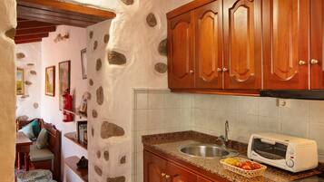 Fridge, oven, stovetop, coffee/tea maker