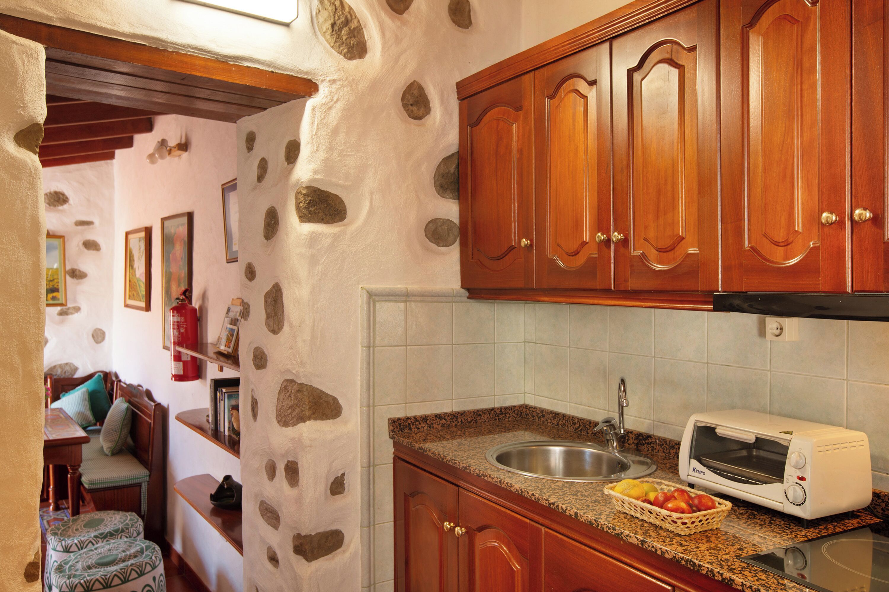 Frigorífico, horno, placa de cocina y cafetera o tetera