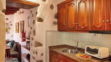 Fridge, oven, stovetop, coffee/tea maker