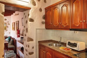 Kylskåp, ugn, spishäll och kaffe- och tebryggare