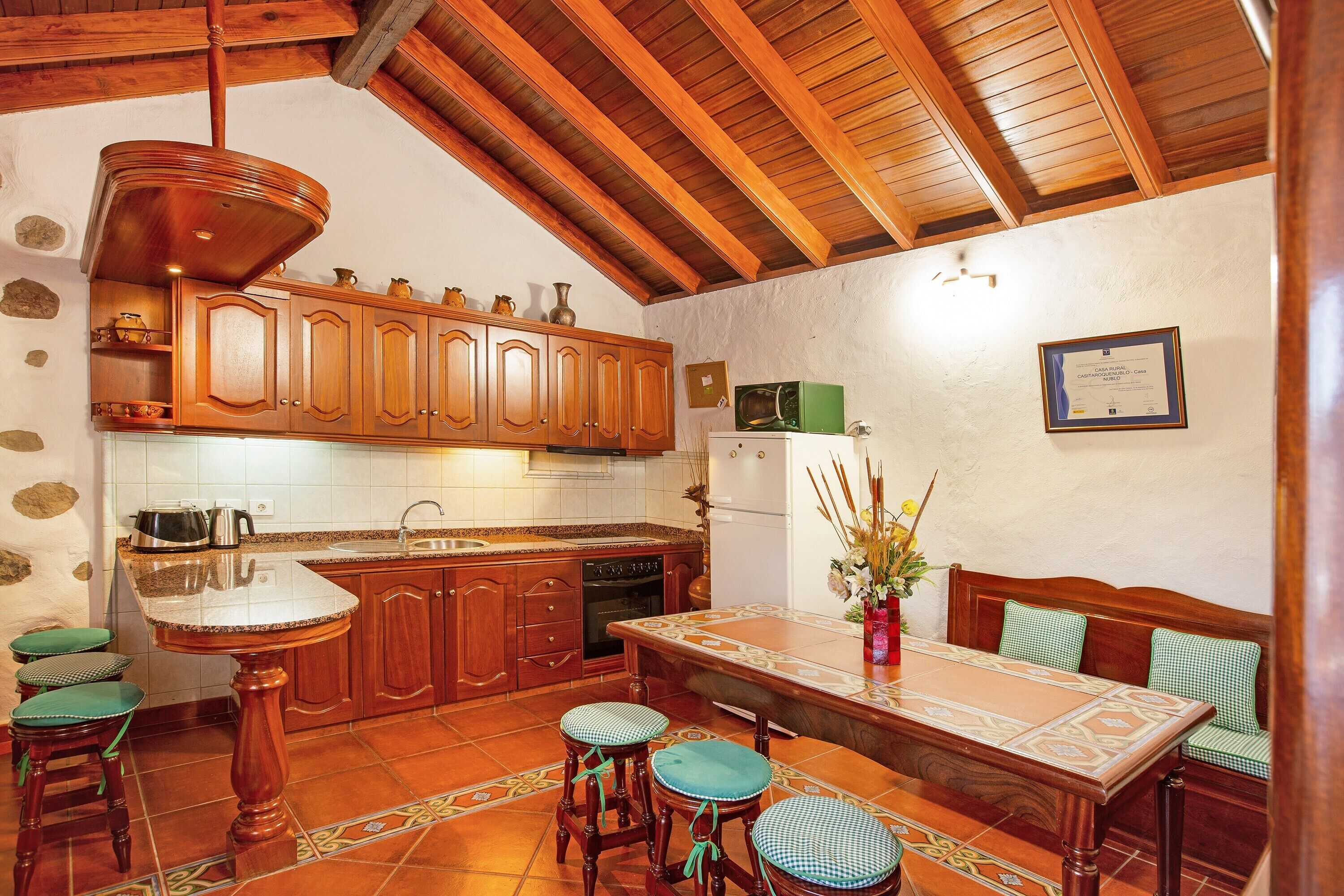 Frigorífico, microondas, placa de cocina y cafetera o tetera