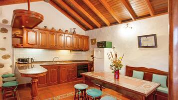 Frigorífico, microondas, placa de cocina y cafetera o tetera