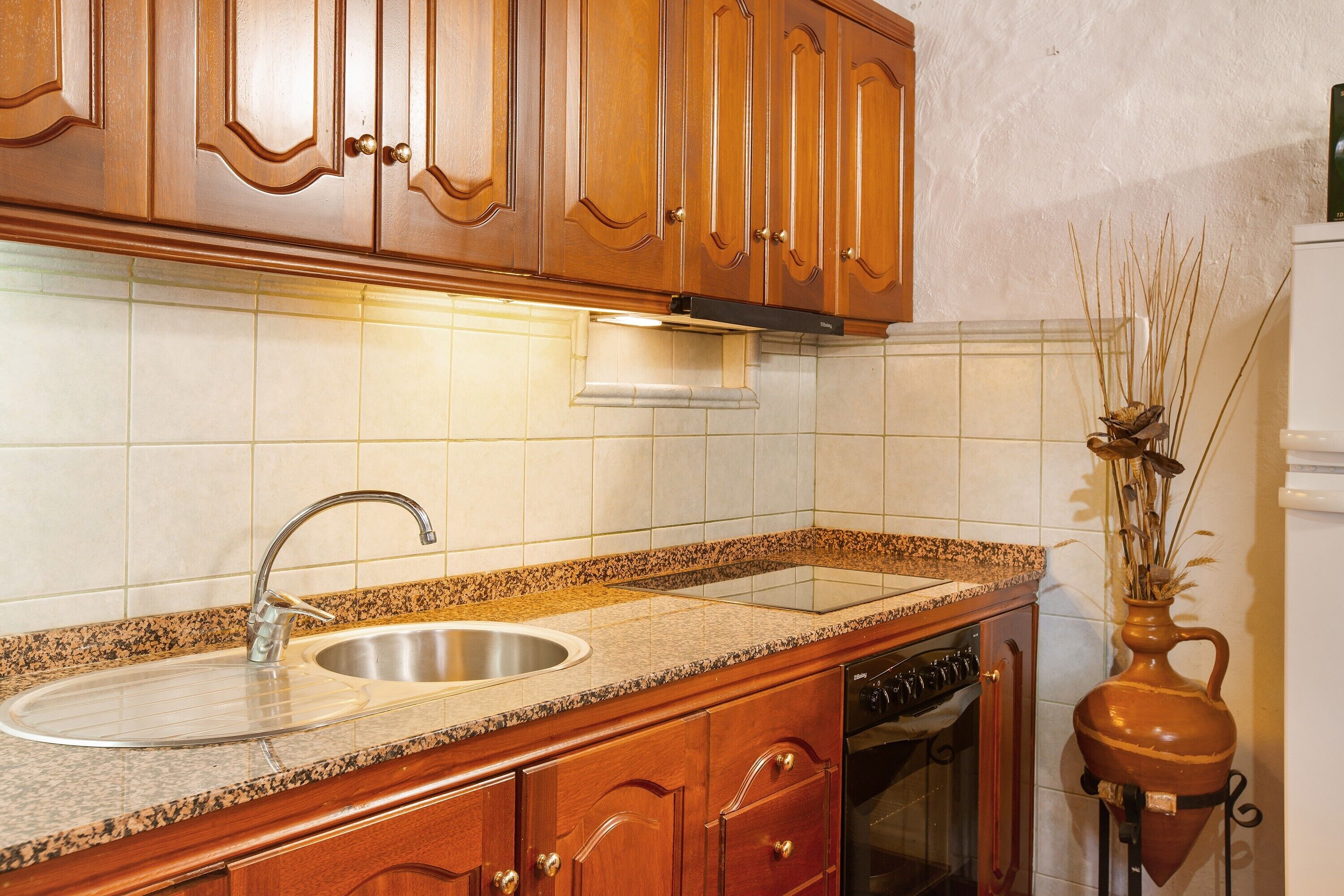 Kühlschrank, Mikrowelle, Herdplatte, Wasserkocher mit Kaffee-/Teezubehör