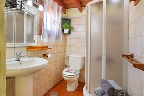 Shower, towels - Vacation Home 'Casita Roque Nublo' with Mountain View, Garden & Wi-Fi (Tejeda)