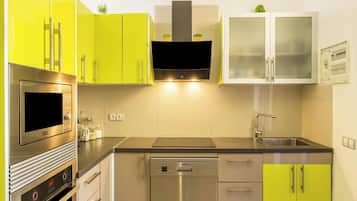 Een koelkast, een magnetron, een oven, een kookplaat