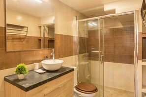 Shower, hair dryer, towels