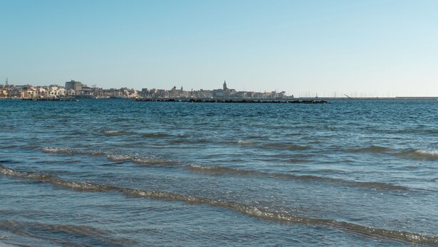 A coastal cityscape with a prominent pier extending into the water. - Apartment Casa Vacanza Soffio with Terrace, A/C & Wi-Fi (alghero)