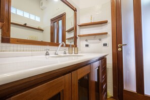 Shower, hair dryer, towels - Apartment 'Casa Malù' with Sea View, Garden & Wi-Fi (messina)