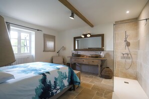 6 habitaciones, tabla de planchar con plancha y cuna de viaje 