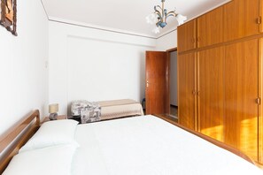 2 makuuhuonetta, silitysrauta/-lauta, ilmainen Wi-Fi, vuodevaatteet