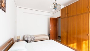 A bedroom with a bed, a wooden wardrobe, a nightstand, and a lamp. - Apartment 'tra mare e montagna' with Mountain View, Terrace & Balcony (Gaggi)