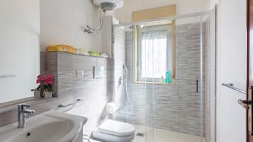 Dusche, Haartrockner, Handtücher