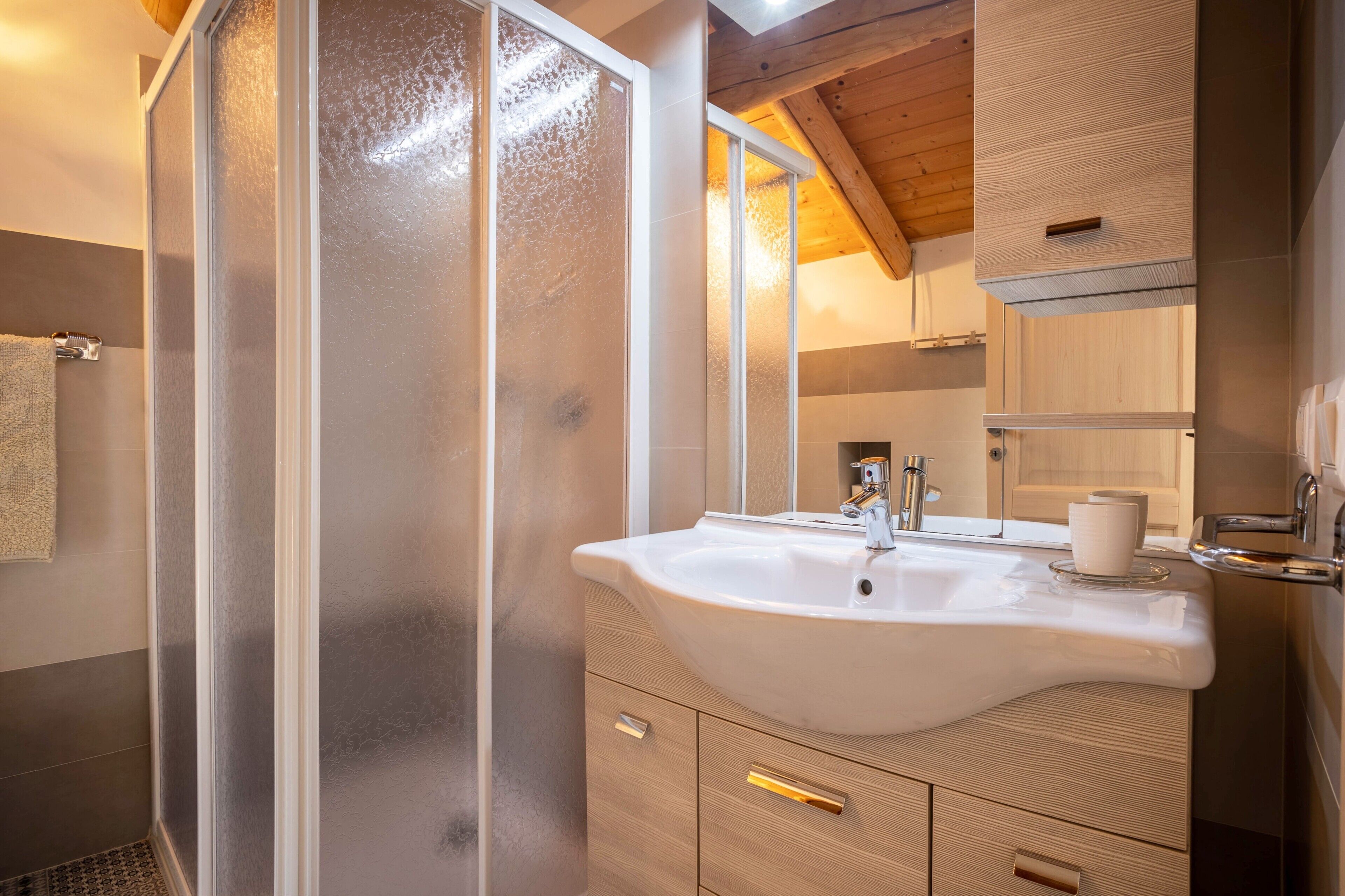 Douche, articles de toilette gratuits, sèche-cheveux