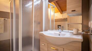 Douche, articles de toilette gratuits, sĂšche-cheveux