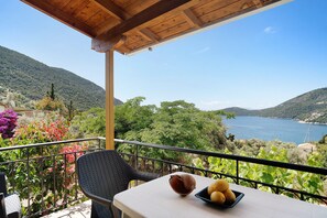 Outdoor dining - Holiday Accommodation "Vardia Studio B" with Sea View, Balcony and Wi-Fi (?e???da)