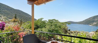Vardia Studio B: Sea View, Balcony, and Wi-Fi Close to the Beach