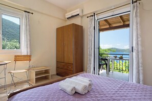 1 bedroom, free WiFi, bed sheets - Holiday Accommodation "Vardia Studio B" with Sea View, Balcony and Wi-Fi (?e???da)