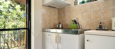 Fridge, stovetop, coffee/tea maker, electric kettle