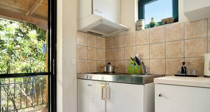 Ferienunterkunft „Vardia Studio B“ mit Meerblick, Balkon und WLAN