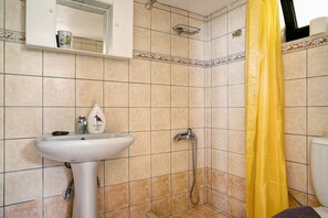 Shower, hair dryer, towels - Holiday Accommodation "Vardia Studio B" with Sea View, Balcony and Wi-Fi (?e???da)