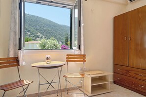 Interior - Holiday Accommodation "Vardia Studio B" with Sea View, Balcony and Wi-Fi (?e???da)