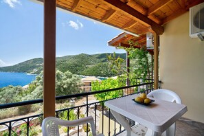 Outdoor dining - Holiday Accommodation "Vardia studio A" with Sea View, Wi-Fi & Balcony (?e???da)