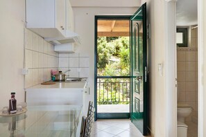 Fridge, stovetop, coffee/tea maker, electric kettle