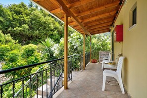 Property grounds - Vardia Studio A Holiday Apartment with Sea View, Wi-Fi & Balcony (?e???da)