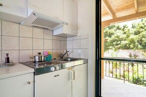 Fridge, stovetop, coffee/tea maker, electric kettle