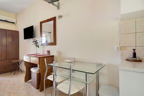 Dining - Holiday Accommodation "Vardia studio A" with Sea View, Wi-Fi & Balcony (?e???da)