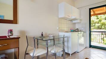 Refrigerador, parrilla de estufa, cafetera y tetera y tetera eléctrica