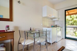 Jääkaappi, liesi, kahvin-/teenkeitin, vedenkeitin