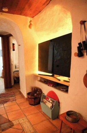 Interior - Vacation Home "Silence Cave Rural House" with Moutain View, Terrace & Wi-Fi (Artenara)
