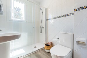 Shower, hair dryer, towels - Apartamento Residencial Limonar with A/C & Wi-Fi (Málaga)