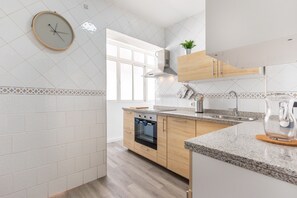 Fridge, microwave, oven, stovetop - Apartamento Residencial Limonar with A/C & Wi-Fi (Málaga)