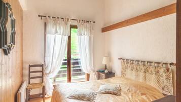 2 bedrooms, iron/ironing board, free WiFi