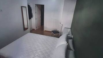 2 quartos, ferros/tábuas de passar roupa, roupa de cama