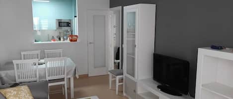 Una televisión, una mesa de tenis de mesa