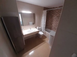 Bañera, secador de pelo y toallas