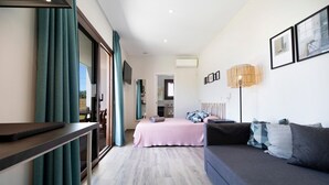Ein modernes Schlafzimmer mit Bett, Sofa und Schreibtisch.