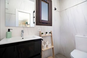 Shower - Holiday Home 'Forja Mayores De 25' with Private Pool, Wi-Fi and Air Conditioning (Chiclana de la Frontera)