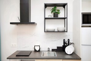 Kühlschrank, Mikrowelle, Herdplatte, Geschirrspüler