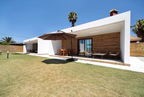 Outdoor dining - Holiday Home 'Forja Mayores De 25' with Private Pool, Wi-Fi and Air Conditioning (Chiclana de la Frontera)