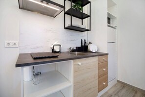 Réfrigérateur, micro-ondes, plaque de cuisson, lave-vaisselle