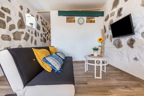 TV - Holiday Apartment 'Elysium Olival at Casa La Fuentita' with Mountain Views, Adults Only (La Fuentita)