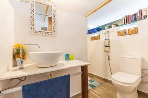 Een douche, een haardroger, handdoeken