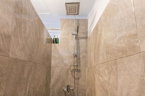 Een douche, een haardroger, handdoeken
