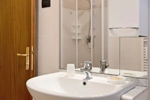 Douche, sĂšche-cheveux, serviettes fournies