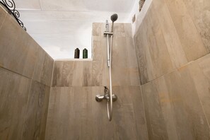 Een douche, een haardroger, handdoeken